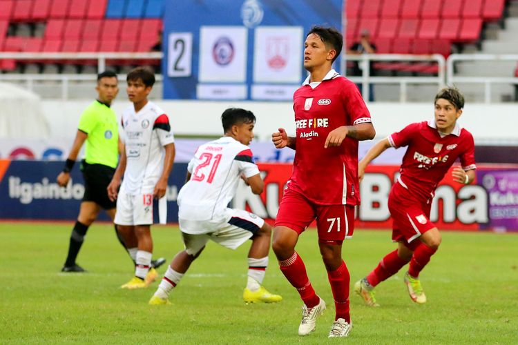 Pemain Persis Solo Irfan Bachdim saat pertandingan pekan ke-13 Liga 1 2022-2023 melawan Arema FC yang berakhir dengan skor 2-1 di Stadion Jatidiri Semarang, Minggu (11/12/2022) sore. Terkini, Irfan Bachdim berpisah dengan Persis Solo.