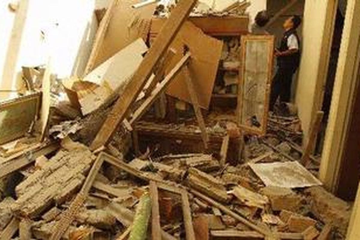 Polisi memeriksa isi rumah yang porak poranda akibat ledakan dari sumber yang belum jelas asalnya di Jalan Delima VI Gang Dua No 31, Kelurahan Malakasari, Kecamatan Jatinegara, Jakarta Timur, Jumat (30/4/2010). Pusat Laboratorium Forensik (Puslabfor) Mabes Polri mengamankan debu-debu berbentuk pasir dan memastikan sumber ledakan bukan dari bahan peledak.