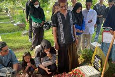 Isak Tangis Iringi Pemakaman Jenazah Otis Pamutih di TPU Cipinang Asem