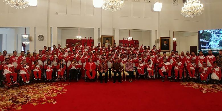 Presiden Joko Widodo (ketiga kanan) didampingi Menko PMK Puan Maharani (kedua kanan) dan Menpora Imam Nahrawi (keempat kanan) berfoto bersama para atlet dan pelatih yang berlaga dalam ajang ASEAN Para Games 2017 di Istana Negara, Jakarta, Senin (2/10/2017). Dalam kesempatan tersebut presiden mengucapkan selamat atas prestasi yang diraih para atlet yang telah membawa Indonesia menjadi juara umum dalam ASEAN Para Games 2017 di Malaysia.