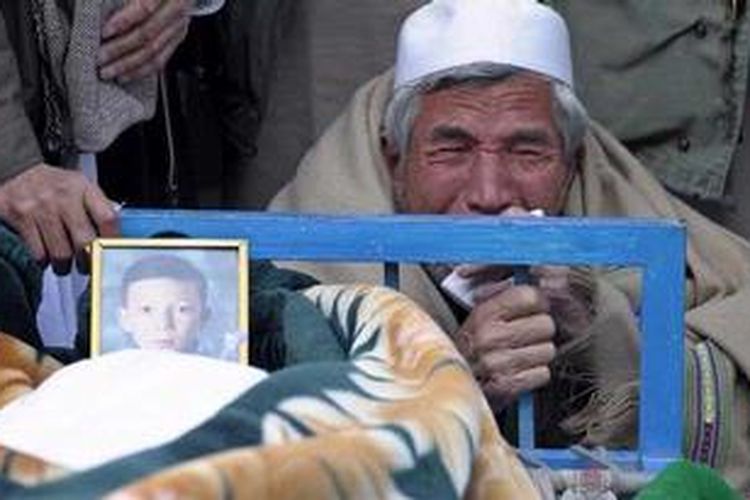 Seorang warga Syiah Pakistan menangisi kerabatnya yang tewas dalam ledakan bom di Quetta pada Sabtu (16/2/2013) yang menewaskan 85 orang warga Syiah. Akibat insiden itu, ribuan warga Syiah turun ke jalan menuntut perlindungan pemerintah.