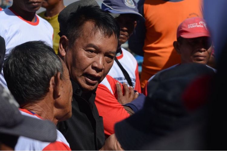 Calon gubernur Jawa Barat Nomor urut 2 Tubagus Hasanuddin berkunjung ke Tempat Pelelangan Ikan (TPI) Santolo, Kabupaten Garut, Kamis (26/4/2018).