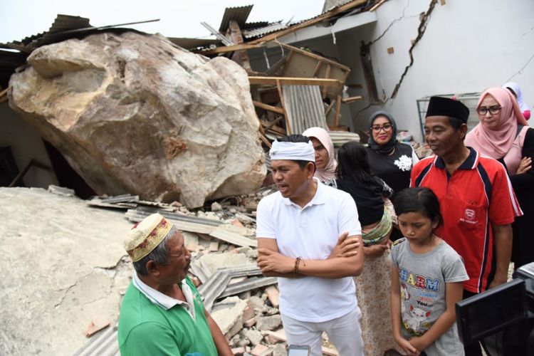 Anggota DPR RI Fraksi Golkar Dedi Mulyadi saat berinteraksi dengan warga terdampak hujan batu di Kampung Cihandeuleum, Desa Sukamulya, Kecamatan Tegalwaru, Kabupaten Purwakarta, Jumat (11/10/2019)