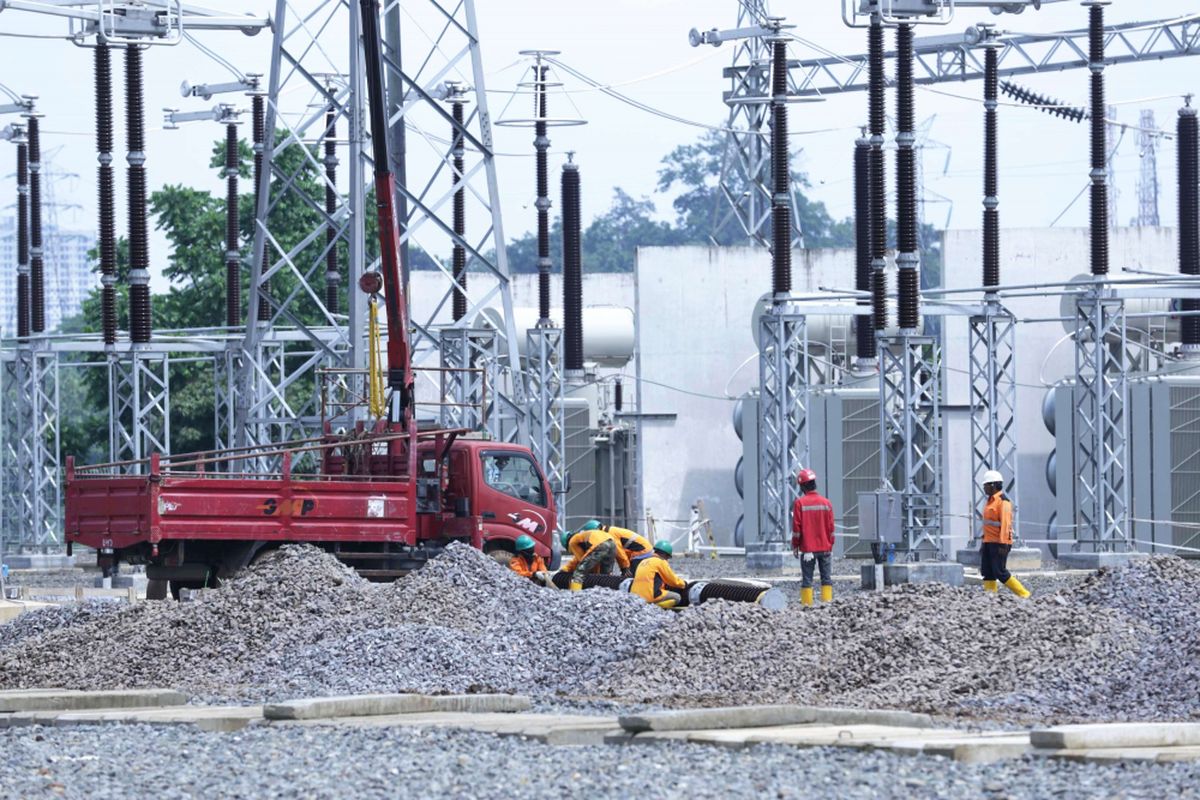 Aktivitas pekerja saat menyelesaikan Proyek Gardu Induk Tegangan Extra Tinggi (GITET) 500 kV Lengkong, Cibogo, Cisauk, Tangerang, Banten, Jumat (7/12/2018). PLN Unit Induk Transmisi Jawa Bagian Barat melakukan pekerjaan peningkatan kapasitas pada transmisi Saluran Udara Tegangan Tinggi (SUTET) 500 kV jalur Balaraja - Lengkong - Gandul (BALEGA).