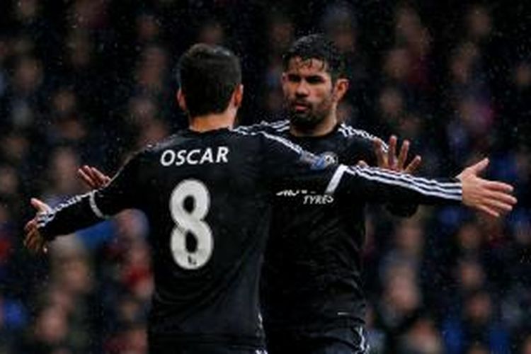 Oscar ikut merayakan gol Diego Costa ke gawang Crystal Palace pada lanjutan Premier League di Selhurst Park, 3 Januari 2016.