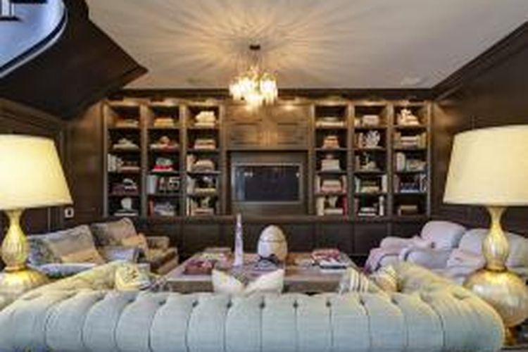 Desainer Kelly Wearstler terkenal dengan hasil desainnya yang sangat mewah. Dalam rumah yang ada di Beverly Hills ini, Wearstler menggunakan lampu untuk memberilan lapisan dan membangun mood di dalam rumah. 