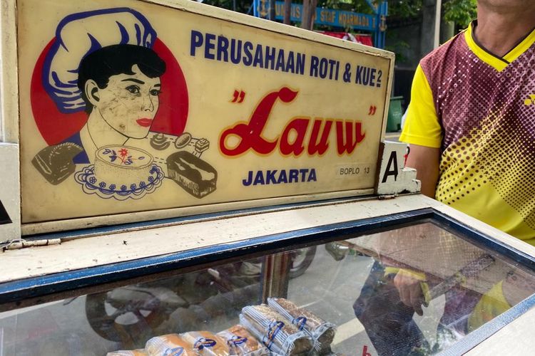 Pembawa gerobak roti Lauw berkeliling wilayah Gondangdia, Jakarta Pusat menjajakan dagangannya. 