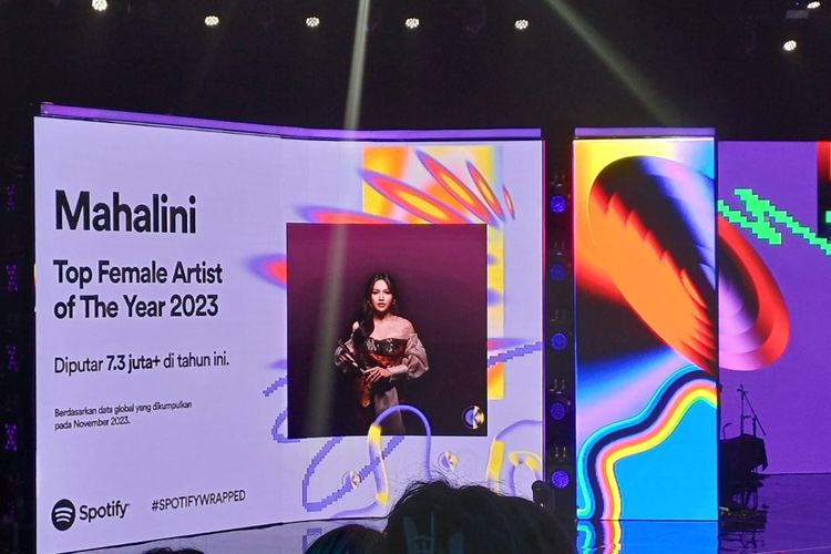 Mahalini berhasil menyabet penghargaan Top Female Artist of The Year dalam acara Spotify Wrapped Live Indonesia 2023 yang digelar di Studio+ RCTI, Kebon Jeruk, Jakarta Barat, Kamis (30/11/2023). 