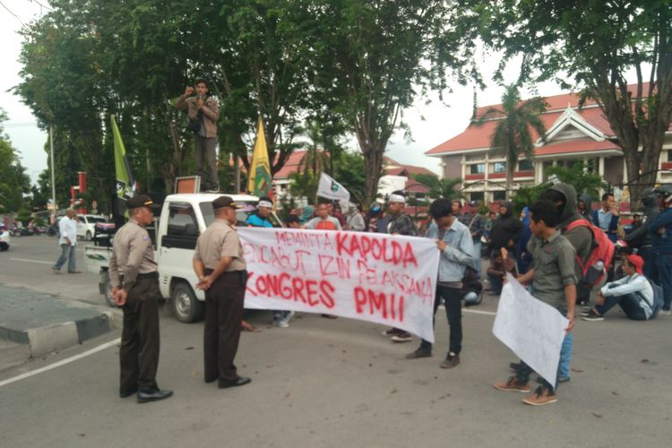 Aksi unjuk rasa masyarakat atas pernyataan ketua PB PMII, Aminudin Ma’aruf yang menyinggung perasaan masyarakat di Bumi Tadulako, Rabu (17/5/2017).   