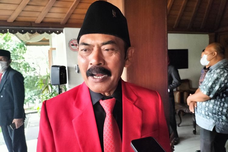 Ketua Dewan Pimpinan Cabang (DPC) PDI-P Solo FX Hadi Rudyatmo saat berada di Gedung Dewan Perwakilan Rakyat (DPRD) Kota Solo, Jawa Tengah, Jumat (20/5/2022).