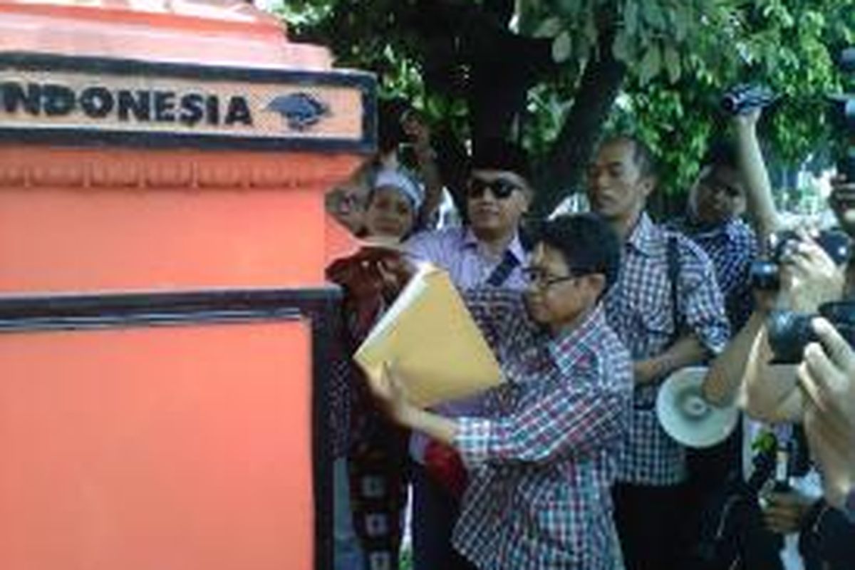 Koordinator Gong Jokowi, Erwin Razak, saat memasukan surat yang di tujukan kepada warga DKI ke kotak pos.