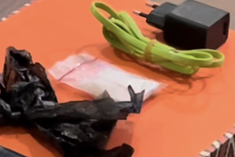 Petugas Lembaga Pemasyarakatan (Lapas) Kelas IIA Pontianak, Kalimantan Barat (Kalbar) menggagalkan upaya penyelundupan narkoba jenis sabu-sabu menggunakan ojek online, Selasa (14/10/2025).