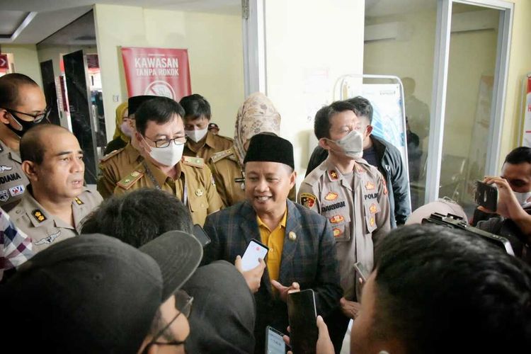 Wakil Gubernur Jawa Barat Uu Ruzhanul Ulum usai menjenguk Rohimah (29), ART korban penganiayaan majikan di Rumah Sakit Sartika Asih, Kota Bandung, Jawa Barat, Selasa (1/11/2022).