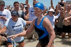 Terbilang Uzur, Diana Nyad Sukses Berenang Lintasi Selat Florida