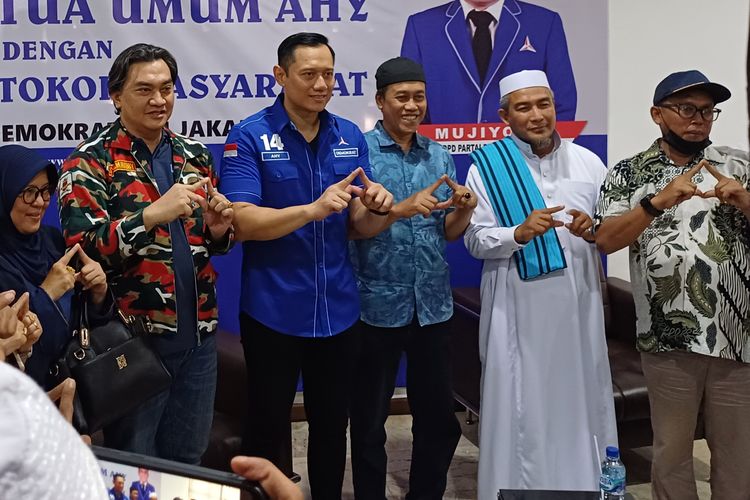 Ketua Umum Partai Demokrat Agus Harimurti Yudhoyono (AHY) saat sesi foto bersama tokoh masyarakat di Jakarta Selatan, Jumat (14/7/2023). 