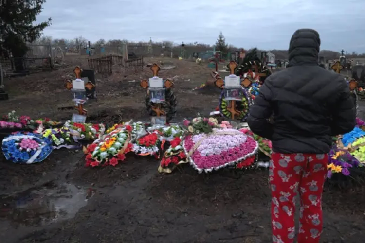 Dima Panteleyev melihat makam ibu, ayah, dan kakek-neneknya yang tewas dalam satu serangan rudal.
