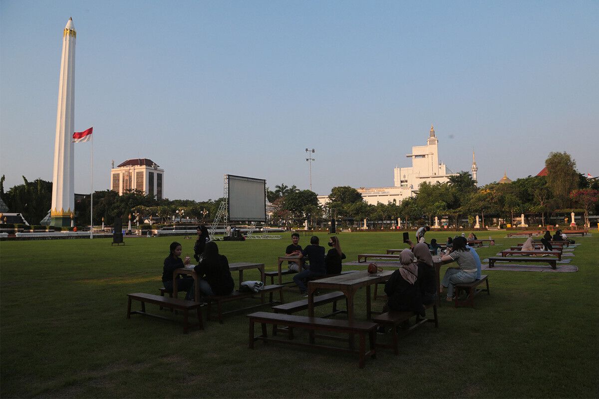 Sejumlah remaja berkunjung ke Tugu Pahlawan untuk menikmati Night at the Museum yang digelar di Museum 10 November dan Tugu Pahlawan Surabaya mulai Sabtu (14/5/2023) dan hari ini, Minggu (15/5/2023).