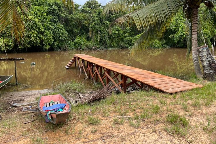 Pembuatan dermaga kayu di Kampung Mutap, kota Bekenu, Sarawak, Malaysia, memakan biaya 50.000 ringgit (Rp 170 juta).