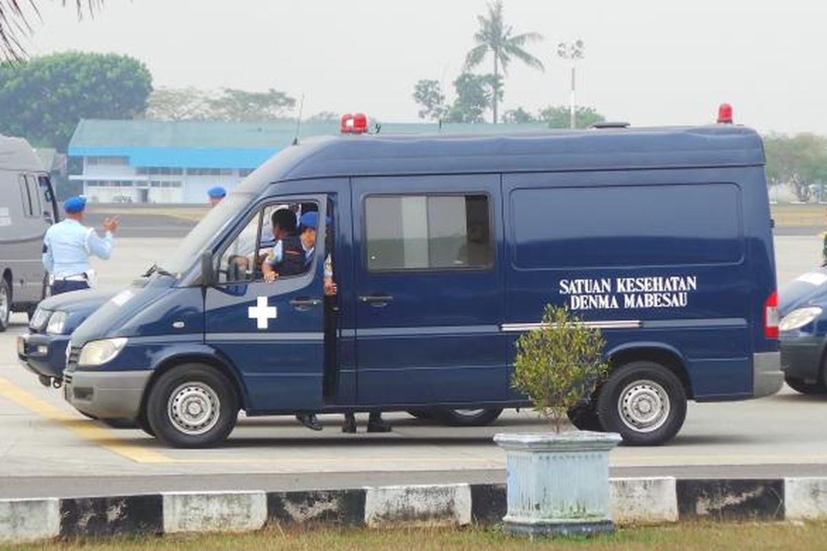 Mobil jenazah ambulance tiba di Lanud Halim Perdanakusuma. Kendaraan ini disiapkan untuk mengangkut jenazah korban jatuhnya Hercules di Medan. Rabu (1/7/2015).