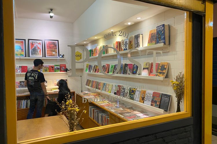 Suasana POST Bookshop di Pasar Santa, Jakarta Selatan, Senin (1/11/2023).