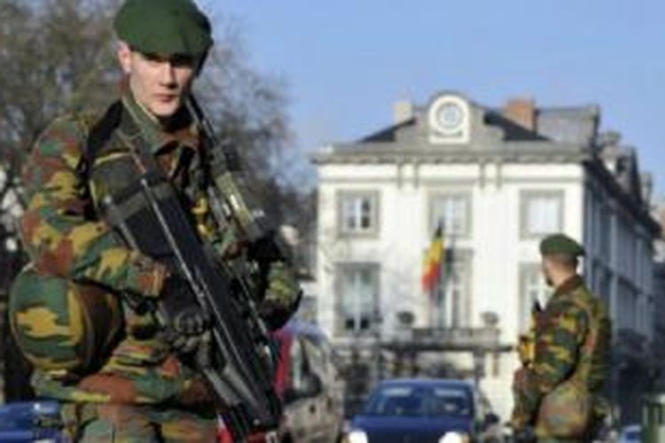 Tentara Belgia menjaga di luar kedutaan besar Amerika Serikat di Brussels. 