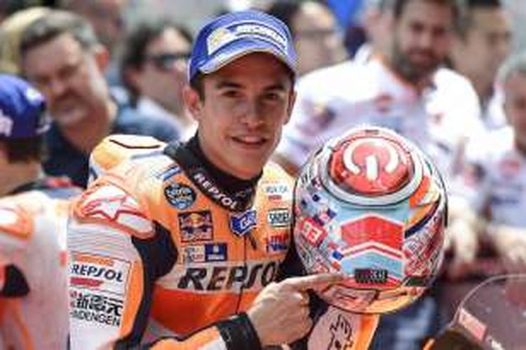 Pebalap Repsol Honda asal Spanyol, Marc Marquez, menunjuk helem barunya setelah mencatat putaran tercepat pada sesi kualifikasi GP Catalunya di Sirkuit de Barcelona-Catalunya, Sabtu (4/6/2016).