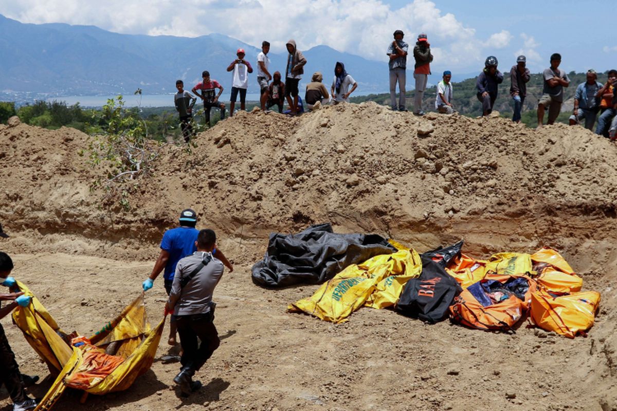 Jenasah korban gempa bumi Palu dimakamkan secara massal di TPU Poboya, Palu, Sulawesi Tengah, Senin (1/10/2018). Gempa bumi dan tsunami di Palu dan Donggala, Sulawesi Tengah mengakibatkan 832 orang meninggal.