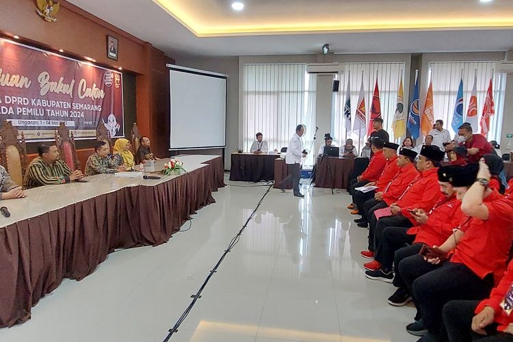 Komisioner KPU Kabupaten Semarang menerima pendaftaran bacaleg PDI Perjuangan
