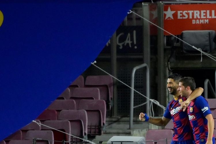 Penyerang Barcelona, Luis Suarez, merayakan gol ke gawang Espanyol bersama dengan Sergi Roberto di Stadion Camp Nou, Barcelona, pada 8 Juli 2020.