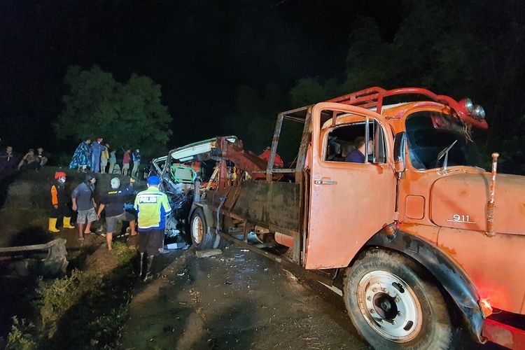 Upaya Evakuasi Bus Pariwisata yang kecelakaan di Bantul Minggu (6/2/2022)
