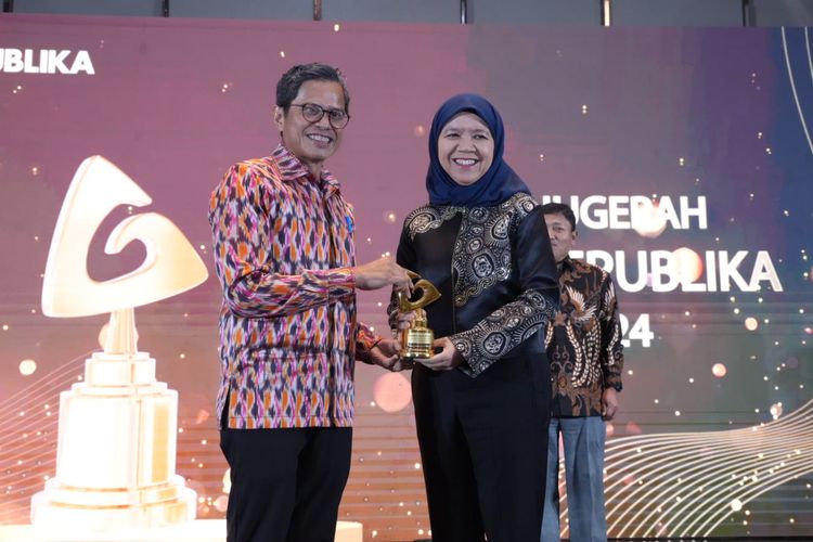 PT Bukit Asam Tbk (PTBA) menerima penghargaan dalam acara Anugerah ESG Republika 2024 untuk kategori Health, Safety, Security, and Environment (HSSE).