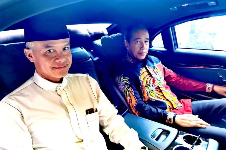 Bakal calon presiden yang diusung PDI-P, Ganjar Pranowo, pulang satu mobil dengan Presiden Joko Widodo (Jokowi) seusai deklarasi Bakal Capres PDI-P oleh Ketum PDI-P Megawati Soekarnoputri di Istana Batu Tulis, Jumat (21/4/2023). Foto dibagikan oleh Agus Suparto, fotografer pribadi Presiden Jokowi.