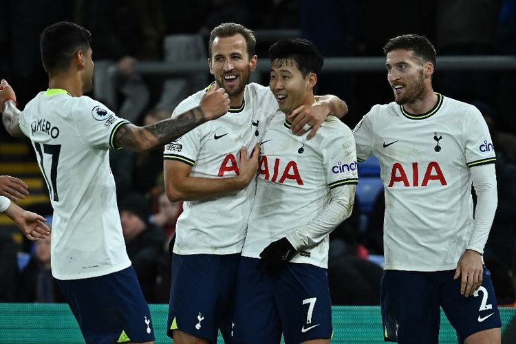 Para pemain Tottenham Hotspur merayakan gol Matt Doherty saat melawan Crystal Palace di Selhurst Park, London, Inggris, Kamis (5/1/2023) dini hari WIB. Laga Crystal Palace vs Tottenham berakhir dengan skor 0-4. 