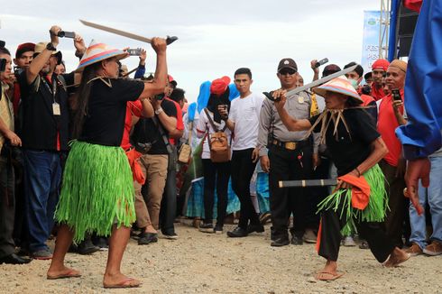 Orang Polahi Sedot Perhatian Di Festival Pesona Danau Limboto