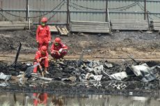 Petugas Pertamina Sterilisasi Minyak di Lokasi Kebakaran Pipa 