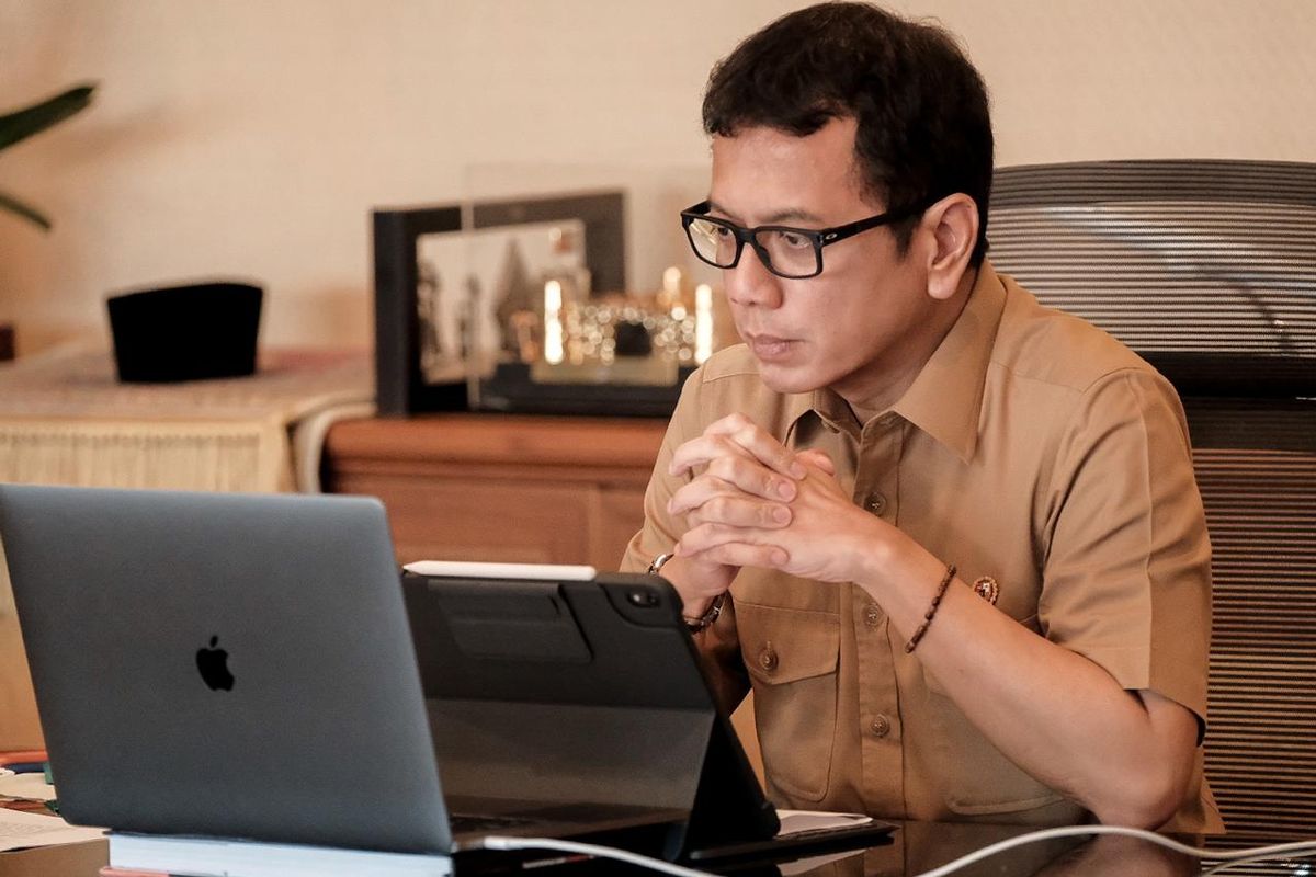 Menteri Pariwisata dan Ekonomi Kreatif atau Badan Pariwisata dan Ekonomi Kreatif, Wishnutama Kusubandio saat menyusun protokol pelaksanaan CHS melalui laptop, Jumat (29/5/2020).