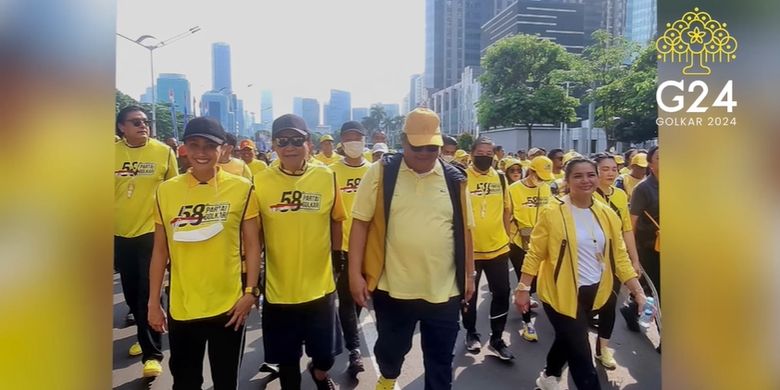 Ketua Umum (Ketum) Partai Golkar Airlangga Hartarto ikut kegiatan jalan sehat dalam rangka memperingati Hari Ulang Tahun (HUT) ke-58 Partai Golkar, Minggu (16/10/2022).