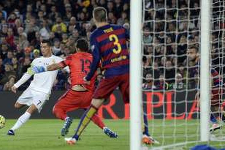 Penyerang Real Madrid, Cristiano Ronaldo (kiri), melepaskan tembakan yang tak mampu dihalau kiper Barcelona asal Cile, Claudio Bravo, untuk mencetak gol dan membawa Madrid menang 2-1 pada el clasico dalam lanjutan La Liga di Camp Nou, Sabtu (2/4/2016).