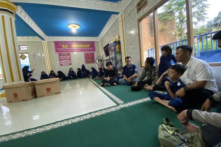 Kasat Reskrim Polresta Bandar Lampung Kompol Dennis Arya Putra saat berbuka puasa bersama anak panti asuhan As Saminah, Rabu (12/4/2023).