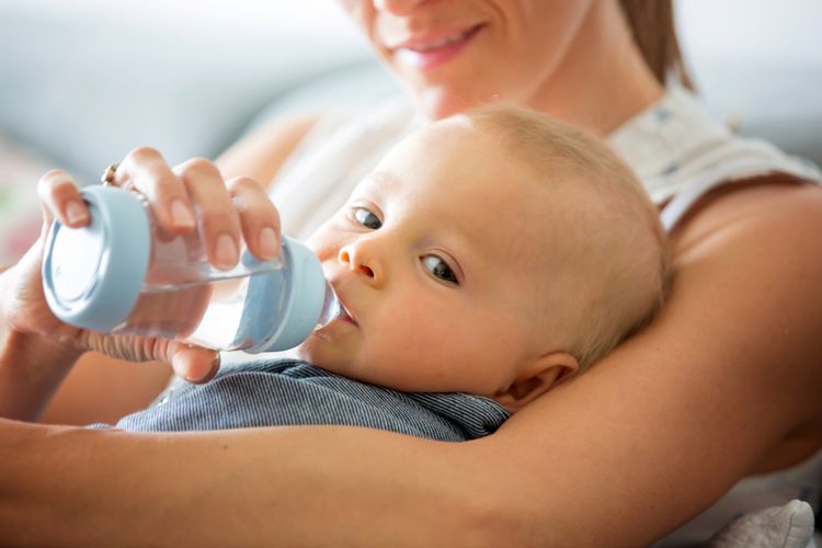 Ilustrasi bayi minum air putih