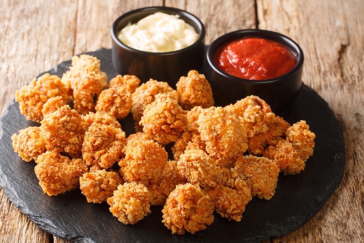 Ilustrasi chicken pok-pok atau chicken popcorn. 