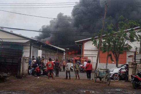 Gudang Lampu di Surabaya Terbakar, Petugas Sempat Kesulitan Padamkan Api