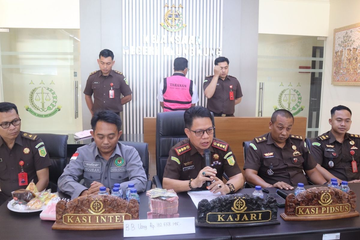 Kajari Klungkung, Lapatawe B Hamka saat mengumumkan penetapan Kepsek SMK Negeri 1 Klungkung sebagai tersangka dugaan korupsi pengelolaan dana komite.