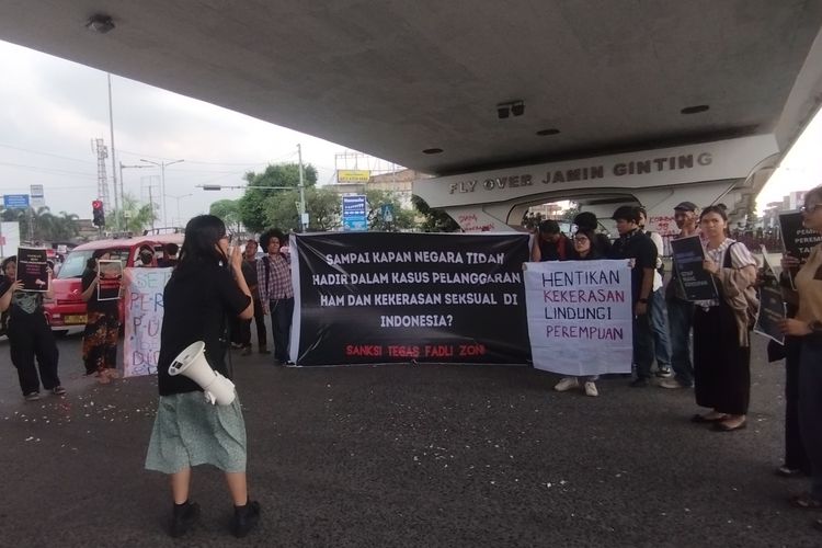 Massa aksi dari Solidaritas Puan Indonesia saat unjuk rasa di bawah Fly Over Jamin Ginting di Jalan Jamin Ginting, Kota Medan, Sumatera Utara, Rabu (18/6/2025).