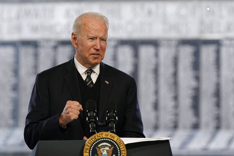 Presiden Joe Biden berbicara pada acara Memorial Day di Veterans Memorial Park di Delaware Memorial Bridge di New Castle, Del., Minggu, 30 Mei 2021.