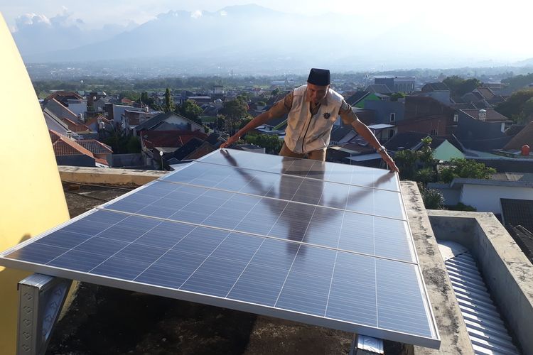 Ketua Takmir Masjid KH Achmad Dahlan, Sugiyanto menunjukkan panel Pembangkit Listrik Tenaga Surya (PLTS).