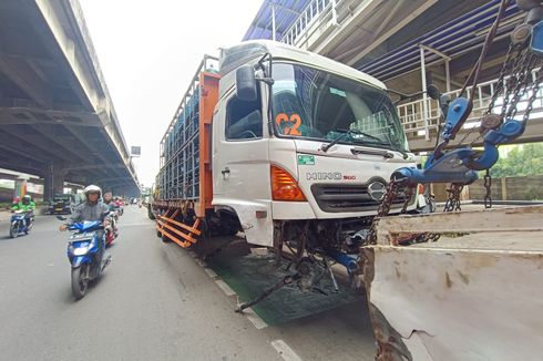 Truk Pengangkut Galon Tabrak Separator Busway di Jalan DI Pandjaitan