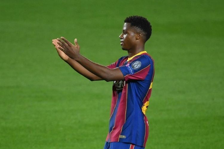Penyerang Barcelona, Ansu Fati, merayakan golnya seusai mencetak gol dalam pertandingan Liga Champions melawan Ferencvarosi di Camp Nou, Selasa (20/10/2020). 