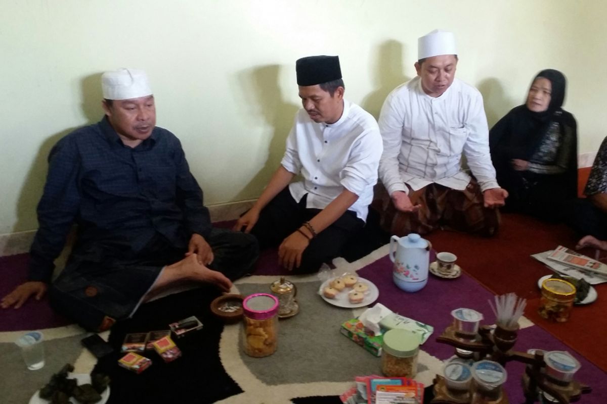 Bupati Purwakarta Dedi Mulyadi bercengkrama dengan pimpinan Pondok Pesantren Buntet, Cirebon, KH Adib Rofiudin, di rumahnya, Sabtu (15/4/2017)