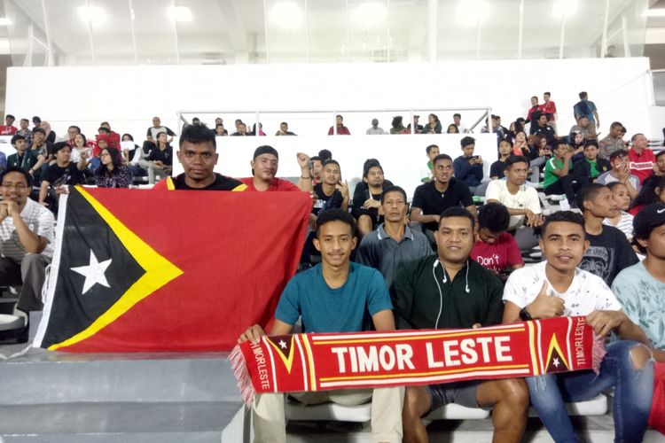 Para suporter Timor Leste yang menyaksikan laga babak Kualifikasi Piala Asia Grup K yang mempertemukan timnas U-19 Indonesia vs Timor Leste yang berlangsung di Stadion Madya, Jakarta, Rabu (6/11/2019).